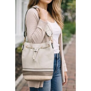 Jen & Co Cream Bucket Bag Drawstring Vegan Leather Straw Woven Shoulder Purse